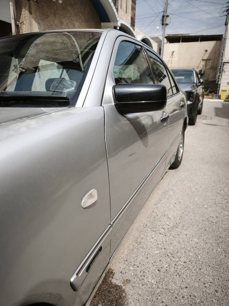 مرسيدس موديل 98 معلاية ما مدفوع كمركها
محرك v6  كير ومحرك كفالة  دواخل مخمل نظيفة السيارة بدون صبغ وبدون ضربة بيها شوي جراد 
سعىها 70 وبي مجال للشراي
*********** البصرة, العراق
