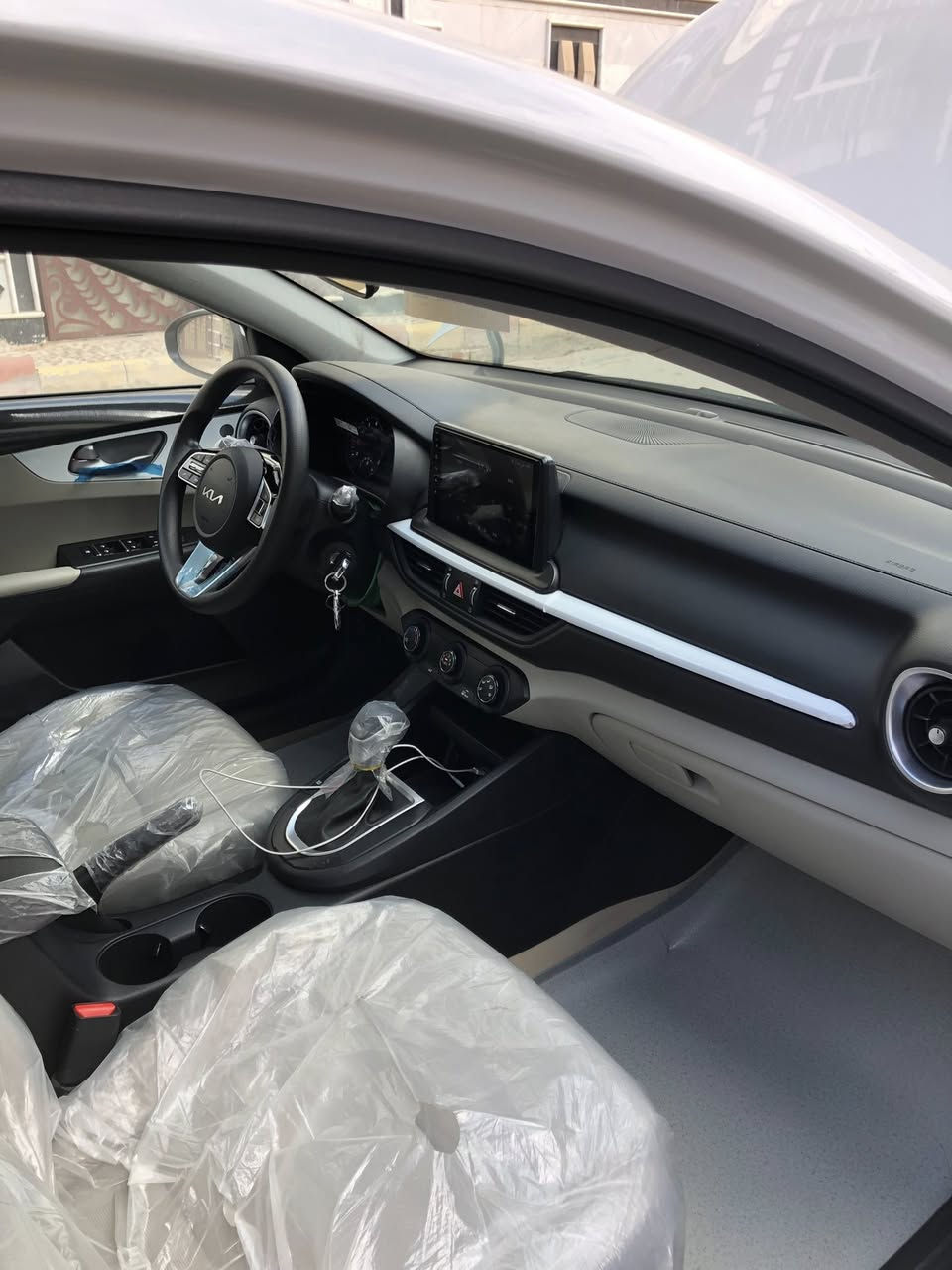 سلام عليكم .. سيراتو خليجي رقم بابل الجديد سعرها 195 $ وبيه مجال موديل 24 كامل الموصفات المعروفة و مكفولة من كلشي من بارد وصبغ عدا فطر بالدعامية الامامية بالشباك الاسود مثل ما موضح بالصورة للاستفسار *********** مكان السيارة مركز الحلة.
