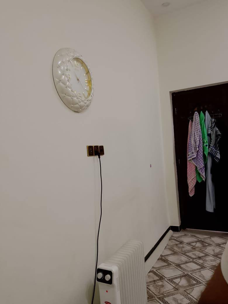 يحتوي عل غرفتين ومناور اثنين وصحيات وديوانيه وصاله وحديقه وكراج ومطبخ
مساحه ٢٠٠ مساحه البناء ١٤٠طابوك سنة البناء ٢٠٢٢
طابو زراعي سند 25/
السعر  ١٦٥ قفل
***********
