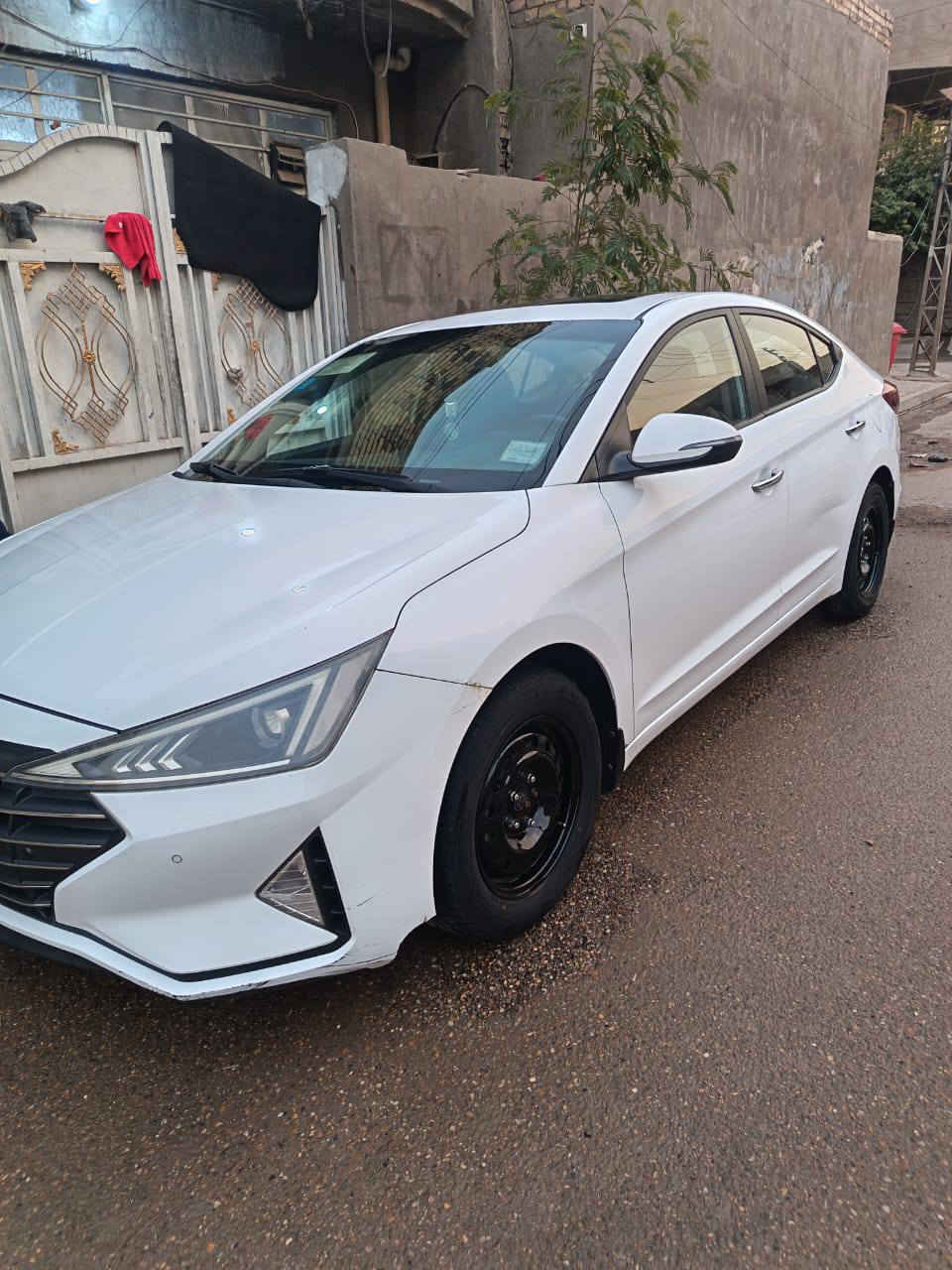 النترا خليجي فول مواصفات
موديل 2019 
لون ابيض 
كير AT المرغوب 
محرك 2000 دوش 
فتحة سقف 
تشغيل بصمه 
بصمه بابين 
كشانه جلد 
مري شفط 
نضام ترحيب 
حساسات 
كاميرة خلفية 
شاشة كبيرة 
ثلاث انظمة قيادة 
رقم بغداد بسمي السنويه التحويل ثاني يوم 
مكان السيارة بغداد 
السعر (158) ورقه 15800$ بيها مجال بسيط حگ الجية فقط
بقيه التفاصيل  التواصل على الرقم (***********)
