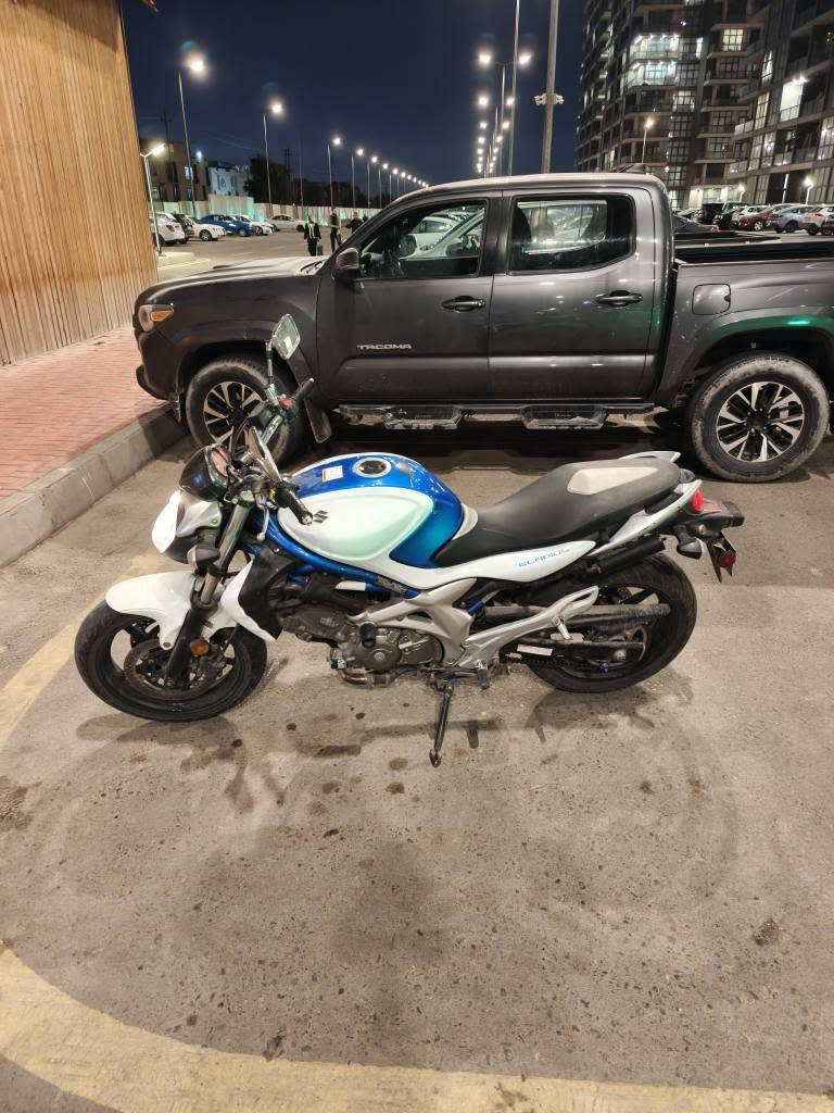 للبيع
دراجة سوزوكي sfv650 كلاديوس

موديل 2009
محرك 650 على شكل V بستمين
ماشيه 24 الف كيلو وارد يابان
مرقمة تجويل ثاني يوم
عليها ادامة وصيانه كامله من بلكات وتنضيف نوزلات وتبديل  فيتبم وتنضيف تانكي وفلتر شوته ودهن موتول وفلتر دهن k&n

الدراجه اسوقها مره او مرتين بالاسبوع
نضيفة جداً ما عدا رصعه بالتانكي صغيرونه وممبينه واضحة 
بالفديو

وياها سويجات ثنين وجنطة خلفية مع سيبايه وسيتين كلتچات احتياط والصالنصه البلاديه، وصالنصه رياضيه و وفيتبمات ثنين احتياط اذا فكرت تفول فديوم من الشارع

الدراجة قويه وتورك عالي مشابه للدوكاتي مونستر

السعر 5,800,000 دينار عراقي

بيها مجال بسيط جدا
الدبدوب الي بالسويج مو ويه الدراجة

اذا كنت جاد بالشراء ارجو الاتصال على الرقم
اذا جاد بالشراء ومعاجبك السعر خابرني وانطيني سعرك واذا جان منطقي مانختلف انشالله
***********
مكاني بغداد بغداد, العراق
