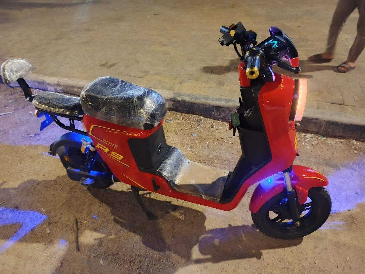 السلام عليكم  ار 9 مديل 26 لون احمر ستخدام شهر فقط 
5 بطاريات دبل حجم كبير 32 امبير ونلي 
4نمر سرعه 109 سرعه حقيقيه 70 
كهربايات كله شغاله لايت عالي وناصي دبل اشاره اشاره يمنه ويسره وهورن وبلوتوث شاحنه الاصليه ابلاد وياها سويجين وبصمه وكارت 
دراجه مكفوله كفاله عامه حته من الزلغ 
تجي وشوف بعينك السعر 480 وبيها مجال قليل حك الجيه  بيع مستعجل 
واتساب *********** 
العنوان بصره دور الشرطه قرب المعارض الجديده
