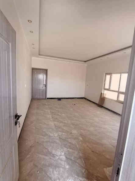 إعلان بيع منزلين تون  طابقين في تكريت 
- مجمع طيبة 2 على شارع ٢٠  تبطلين + مجاري مطل على التوحيد 

 (جاهزه للسكن، مدفوعه الثمن بالكامل).

المساحة: 200 متر مربع.
الواجهة: حجر حلان.

التفاصيل الداخلية:

غرف النوم: 4 (وحده من  الغرفة سويت).
صالة استقبال
صالة وسطية الطابق الأرضي وصالة وسطية للطابق الاول .
مطبخ واسع .
كراج سيارة واحد.
مجموعات صحيه عدد ٤
سطح شتايكر.
شروط البيع:

طريقة الدفع: نقداً فقط.يتم تحويل عقد الملكية باسم المشتري مباشرة من قبل مالك المنزل الحالي. 
المبلغ المطلوب  للبيت الواحد 145 مليون وبيه مجال 
للمزيد من المعلومات أو للاستفسارات، يرجى التواصل مع الرقم التالي:

📞 ***********
