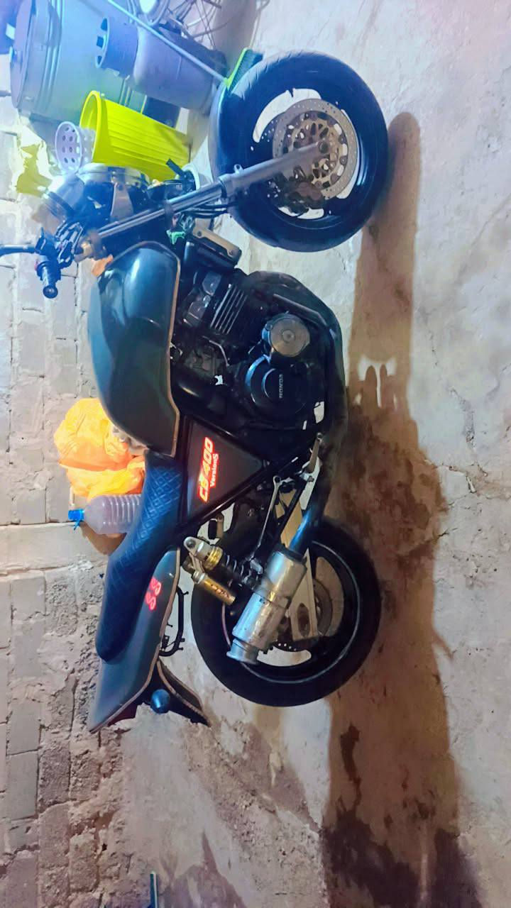 السلام عليكم سي بي 400مكفوله من مكينه من اوراق كله كامله السعر 1600 وبيه مجال بصيط الموشراي ليتعبني، ***********
