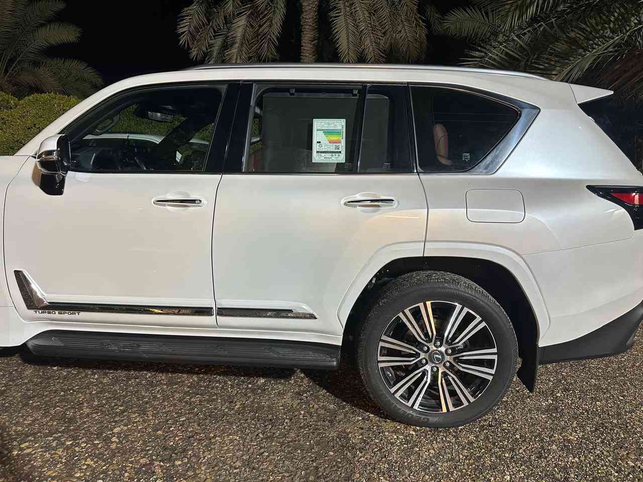 السلام عليكم 
للبيع لكزس بلاتينيوم 2023 LX600 
بريم اصلي 
مكفول كفالة عامة من الشخط 
مغلفة ppf
ماشيه 27 الف 
رقم اربيل 
فول موصفات 
داتا شو 
ابواب شفط 
سعرها 11 دفتر و90 ورقة 
للاتصال ***********
