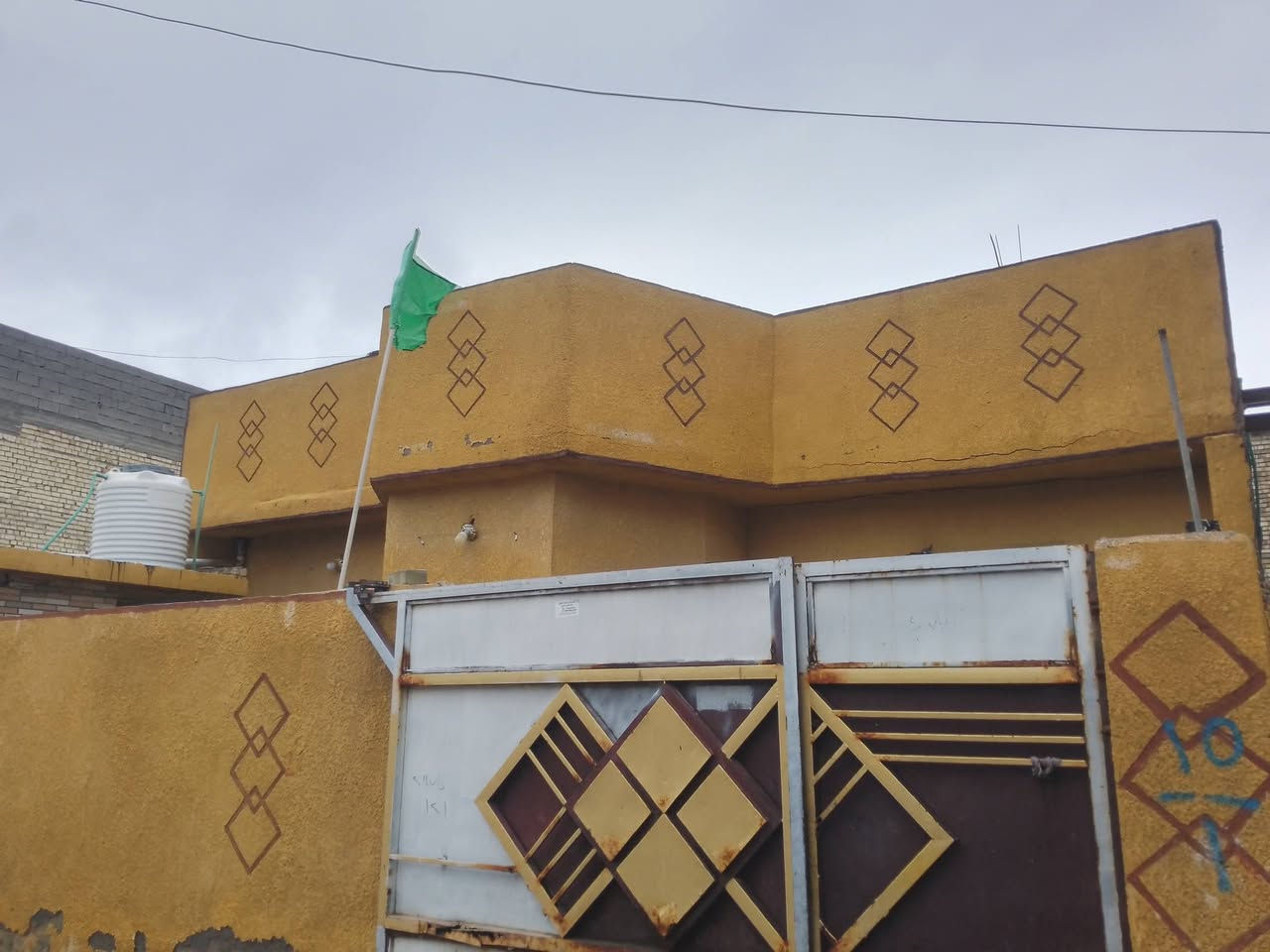 السلام عليكم بيت البيع جسر ديالى حي سلام قرب سوق زبيدي نزله الي مقابيل سواق زبيدي شارع مياح مساحة 200م واجها10م بيت يحتولي على غرفتين غرفه 5ب4 والغرفه ثانيه4ب4صاله 4ب10متار ع عرض البيت ستقبال 6ب4اله مطبخ 4ب5+ممشه بين الستقبال وصاله مترين +كلدور +ترك داير البيت طابق ثاني غرفه كامله وصاله نفس جوه الغرفة الفوك سقفها سندويش البيت شتايكر بس الستقبال والكلدور كامله مطبگه كاشي سعر 85قابل التفاوظ الاستفسار 
***********
