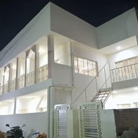 بيت للايجار طابق ارضى مساحة ٢٠٠متر يحتوي ع استقبال كبير  وحولي ومطبخ ك...