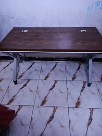 ميز • أثاث منزلي