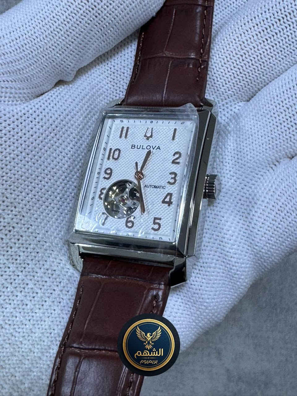 أناقة كلاسيكية لا تُضاهى.. ساعة Bulova المميزة للرجل العصري ⌚✨
هل تبحث عن القطعة التي تكمل إطلالتك الرسمية وتضيف لمسة من الفخامة؟ إليك ساعة "بولوفا" (Bulova) الأوتوماتيكية بتصميمها المربع الفريد وتفاصيلها الدقيقة.

لماذا تختار هذه الساعة؟

 تصميم كلاسيكي: هيكل مربع بتصميم "Vintage" يمنحك حضوراً ملفتاً.

 حركة أوتوماتيكية: دقة عالية دون الحاجة لبطارية، مع نافذة "Open Heart" لتشاهد قلب الساعة ينبض بالحياة.

 خامات فاخرة: ميناء مزخرف بدقة مع حزام جلد طبيعي باللون البني يمنحك راحة وأناقة طوال اليوم.

 لمسة فخامة: مثالية للمناسبات الرسمية، اجتماعات العمل، أو كهدية تليق بمن تحب.


**إذا كنت صاحب هذا الإعلان وتريد حذفه لأي سبب، رجاءا أرسل رسالة إلى الدعم الفني**