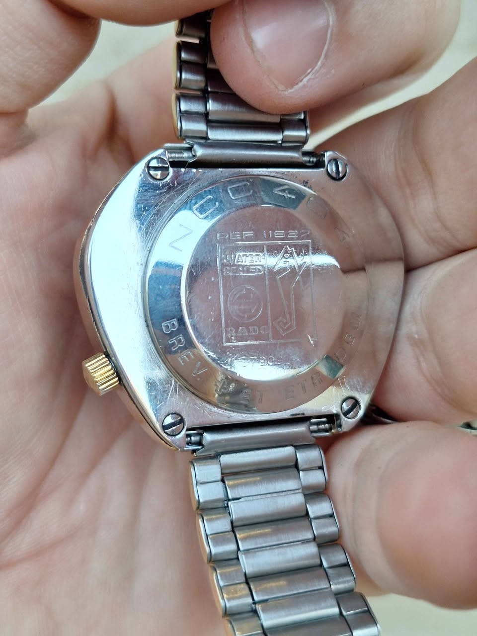 ساعة Rado NCC 404 السويسرية الكلاسيكية، والمعروفة بين الهواة والمجمعين باسم "Rado Cobra" نظراً لشكل هيكلها الفريد غير المتماثل الذي يشبه رأس أفعى الكوبرا.تنتمي هذه الساعة إلى سلسلة "NCC" (اختصار لـ New Case Concept) التي أطلقتها شركة رادو السويسرية في أواخر الستينيات وبداية السبعينيات لتجربة تصاميم وهياكل هندسية مبتكرة ومقاومة للصدمات والماء بشكل متطور في وقتها.أبرز مواصفات ومميزات الساعة:التصميم والهيكل: تأتي بهيكل فريد ومطلي بالذهب. يتميز التصميم بغياب العروات التقليدية (Lugs) مما يجعلها مريحة جداً على المعصم رغم حجمها البارز.المينا (Dial): باللون الفضي/الذهبي الفاتح مع مؤشرات بارزة ثلاثية الأبعاد (Baton Indices) وعقارب ذهبية متناسقة.نافذة التاريخ: تتميز بنافذة رأسية فريدة لعرض اليوم والتاريخ معاً عند مؤشر الساعة 6.شعار المرساة (Anchor Logo): يتوسط المينا تحت مؤشر الساعة 12 شعار رادو الشهير "المرساة المتحركة".الحركة: تعمل بحركة ميكانيكية أوتوماتيكية (سويسرية الصنع) معتمدة على الاهتزاز والتحرك الذاتي. مركز طوخ, القليوبية


**إذا كنت صاحب هذا الإعلان وتريد حذفه لأي سبب، رجاءا أرسل رسالة إلى الدعم الفني**