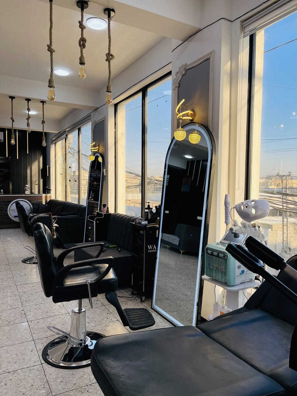 السلام عليكم شباب مركز.A✂️Hللعنايه بلرجال المركز سبع كراسي مساحه المركز نفهه واسعه شارع تجاري المركزي بحاجه الى حلاقي ولمركز مركزكم وحياكم الله اخوتي للتواصل وتساب .***********المكان بغداد الغزالية شارع 20الهياكل
