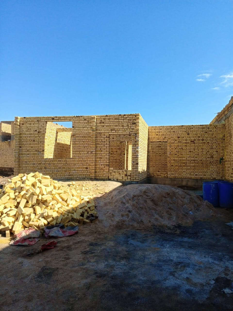 السلام عليكم هيكل للبيع المساحه 275 بناء 120 يحتوي عله غرفه او مطبخ او صاله صحيات داخليه او دوانيه المكان قرب مكتب ابو ساره القديم الشراي يجي خاص او يتصل ‏‪***********‬‏
