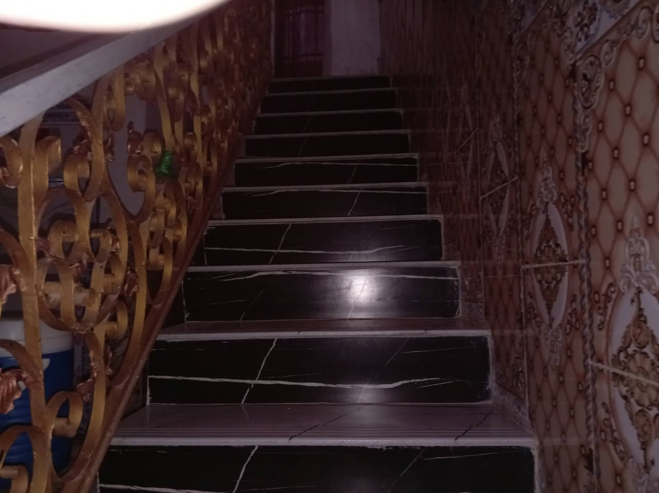 🏠🏠 دار سكن زراعي للبيع في حي المتنبي خلف بيت الشيخ معد يحتوي على غرفتين نوم مساحة كل منهما اربعه في اربعه واستقبال ومطبخ وصالة مساحة الدار ١٧٥م للاستفسار الاتصال على الرقم
📞
***********
