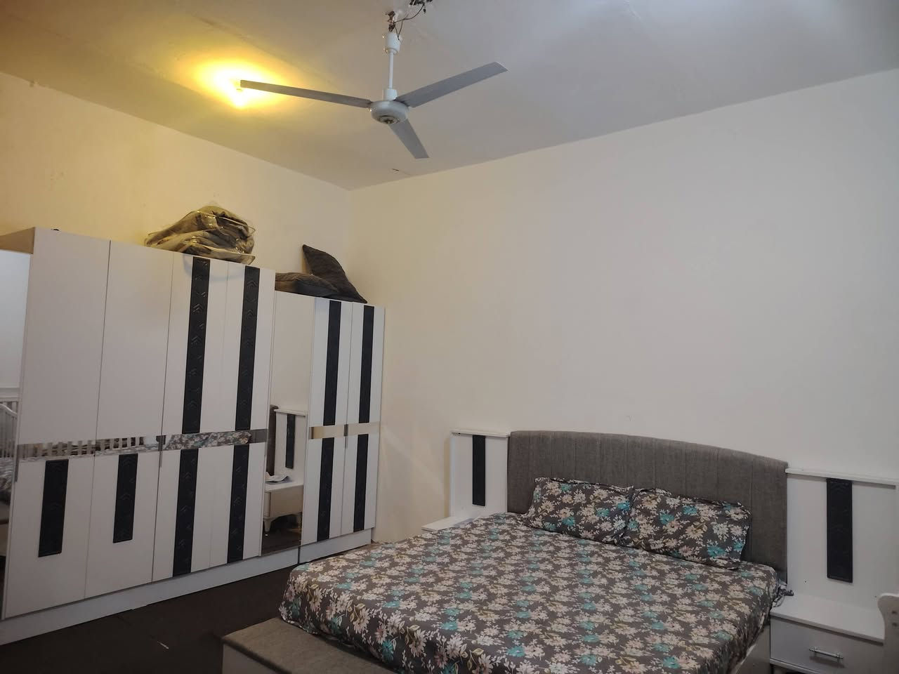 بيت زراعي مقابيل حي الشرطة
مساحة البيت ٢٠٠ متر

يتكون من غرفتين وصاله ومطبخ وبراني وصحيات خارجية وداخليه

مسجل استمارة بالبلدية

رباطات فوك وجوه

واصله كافة الخدمات تبليط مجاري مقرنص كهرباء ماي

للاستفسار مراجعة #مكتب_الرّشد_للعقار

شارع الاندلس مجاور مطبعة الطائي

او الاتصال على الرقم

موبايل ***********

واتساب اتصال

@الجميع
