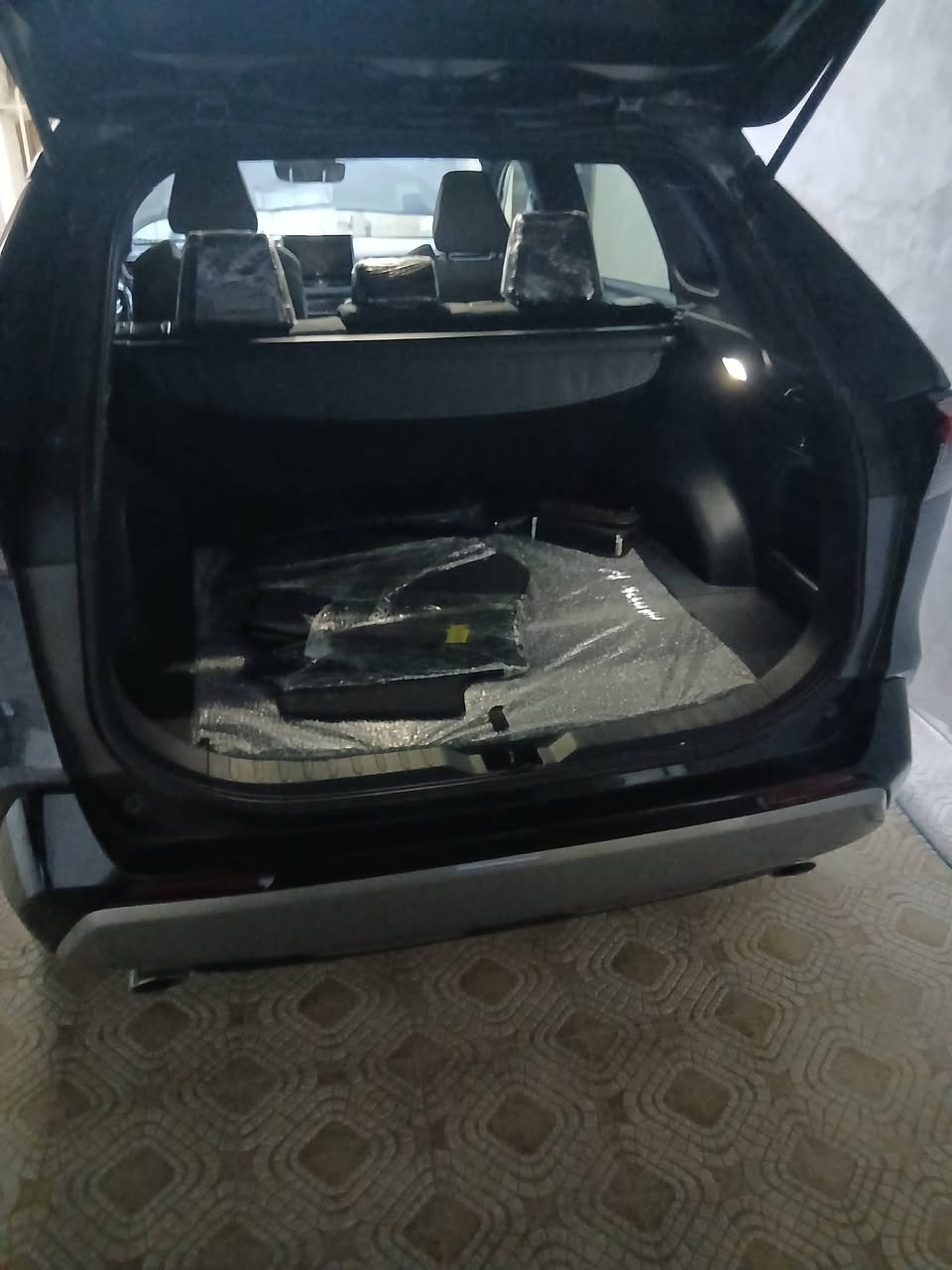 السلام عليكم اخواني الكرام تيوتا راف فور هايبرد للبيع موديل 2024 السيارة ضررها باب السائق وطخة صغيرة الباب خلف السائق تم تصليحها على كدها كما واضح في صور المنشور السيارة كل قطعها على وضع الشركةفقط باب السائق تم استبدالها  اخوان السيارة جديدة بمعنى الكلمة اخوان بيها صبغ اشوية بين البابين جهت اليمين جاء بيها من امريكا اثر شخط تبين بعد الفحص لا ضرر ولا شي كما معلوم الامريكان شخط ايرشون اكلير جزء قليل أسفل البابتين جهت اليمين اخوان لمعرفة معلومات أكثر يرجى الإتصال على أرقام الهاتف *********** ونكون بخدمتكم مكان السيارة ديالى بعقوبة.
