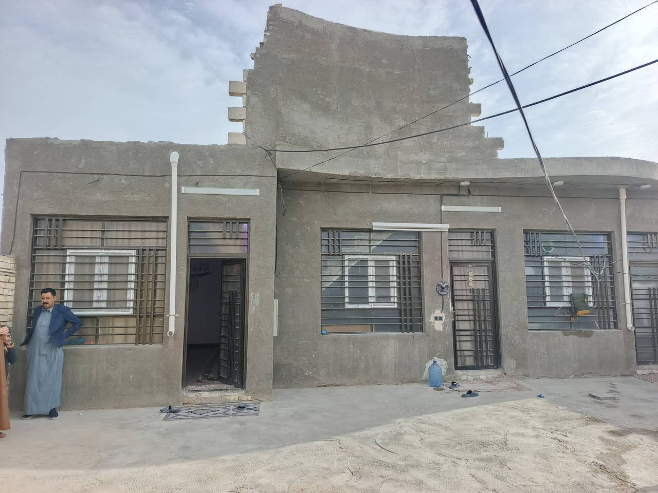 السلام عليكم بيت للبيع المساحة ٢٥٠م البناء طابوك نهروان كونكريت مسلح بناء درجة اولى غرفتين وصاله وستقبال وتخارج العنوان النجف الكوفه شارع المعمل السايدين الي بتجاه الرضويه يبعد عن الشارع بحدود ١٠٠ م السعر ٩٥ مليون مع المجال الاستفسار مراجعة مكتب خالد الخزعلي للعقار ***********
