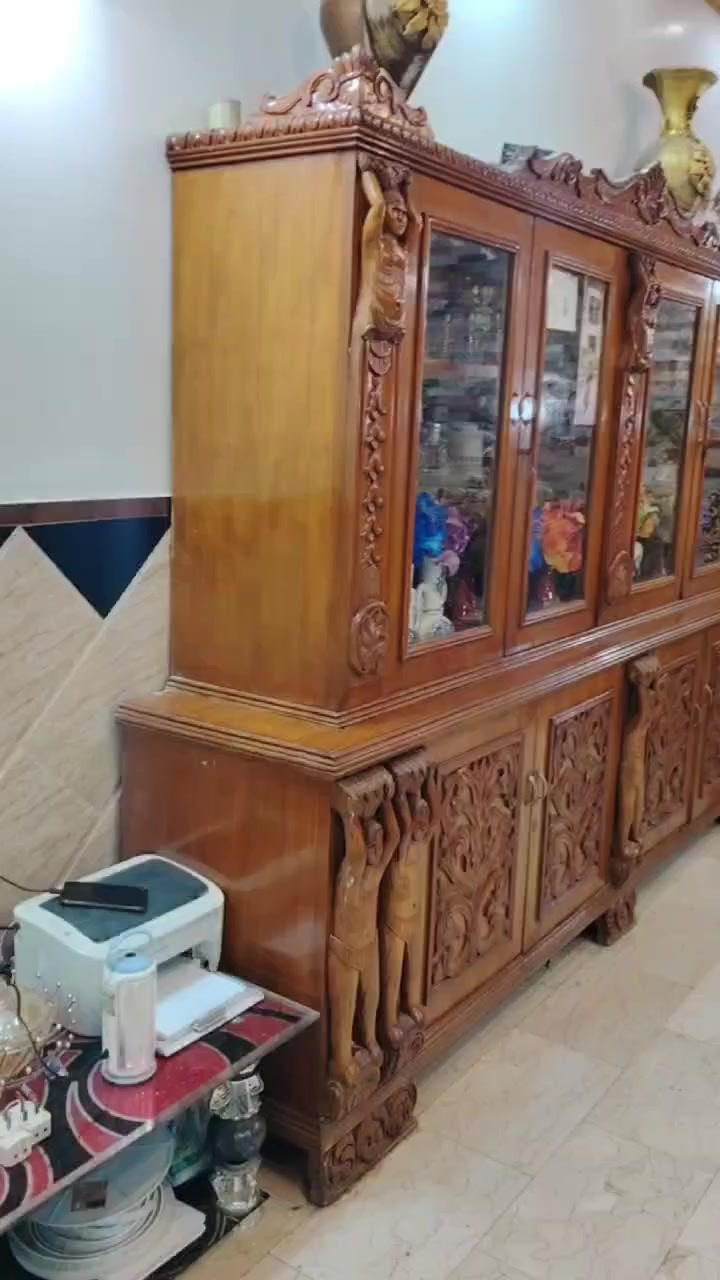 للبيع بوفيه خشب أصلي قديمة تراثية وثقيلة جدًا، مصنوعة من الخشب الطبيعي المحفور يدويًا، تتميز بتصاميم فنية وزخارف مميزة تعكس الأصالة والفخامة.
✔️ صناعة قديمة متينة تتحمل الاستخدام الطويل.
✔️ تحتوي على خزائن وأبواب زجاجية لحفظ الصحون أو التحف.
✔️ قطعة ديكور مميزة تصلح للبيوت الكلاسيكية أو لمحبي الأثاث العتيق.

📍 الحالة: مستعملة لكن بحالة جيدة جدًا بالنسبة لعمرها.
⚖️ وزنها ثقيل جدًا مما يدل على جودة الخشب.
٤ م  الطول

 ١ م   العرض

السعر 250 الف

العنوان نجف كوفه حي كندة

لايوجد توصيل 
للحجز والاستفسار مراسله الصفحه الرئيسيه النا


**إذا كنت صاحب هذا الإعلان وتريد حذفه لأي سبب، رجاءا أرسل رسالة إلى الدعم الفني**