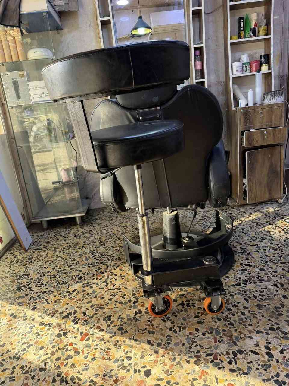 السلام عليكم كرسي مساعد حلاق باكستاني نوع الثقيل لاصلي جديد استخدام قليل جداً    السعر ٣٢٥ الاتصال ***********
