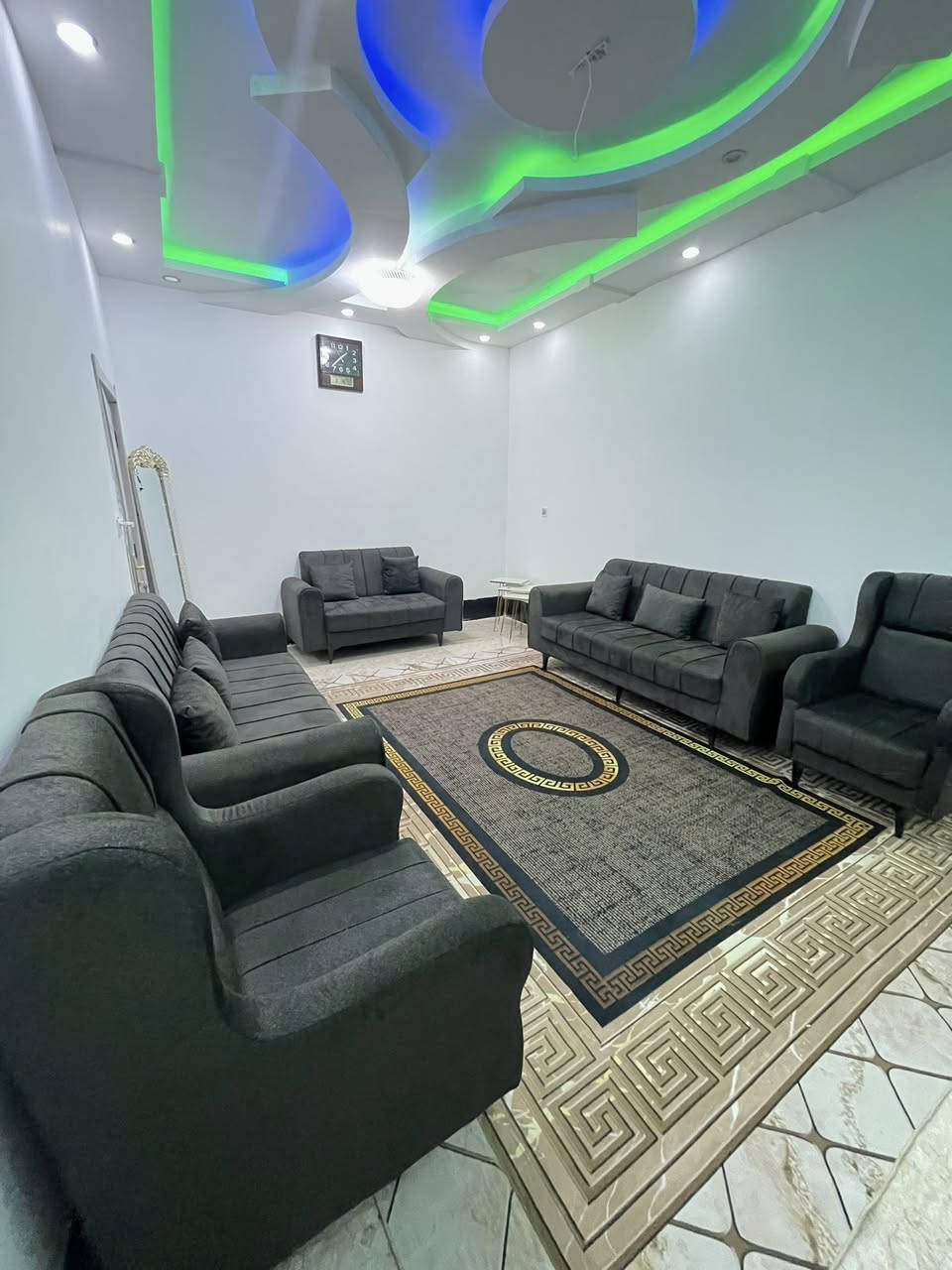 تخم قنفات للبيع 10 مقاعد  اثنين ثلاثي -واحد ثناني - اثنين كراسي + 8 كوشات ويه _ صار اسبوع من ماخدته اريده ب 575 بيه مجال  مكاني كركوك للاستفسار اتصال ع رقم  ***********
