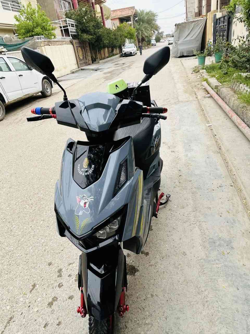 سلام عليكم دراجة سكنس رياضي شحن موديل 2026للبيع ليثيوم 21ابير اربع سرع  وبيهة بك بلوتوث دبلات رياضي امامي دهن وخلفي غاز اشاير ناطقة مستخدمة شهر واحد فقط تمشيك بل شحنة الوحدة ميت كيلومتر وبيهة قاطع دورة شاشة ذكية تحديد العطل سرعة حقيقية 90 وحسب الوزن مكاني ديالى المقدادية حي المعلمين السعر خاص وأي استفسار علة هذا الرقم ***********
