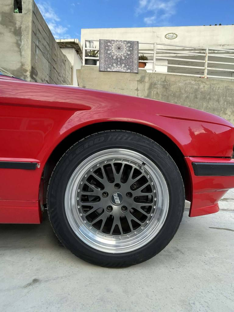 سەلاموحەلیک 
BMW E34 

Mod.1991
مەکینە 520
گیر تۆماتیک 
دوگمەی خلیسک
دوگمەی سپۆرت
هەر 4 جام کارەبای مەزبوت 
لایت فانۆس نوی بۆ بەستراوە حەدەسە و لید 
بەگلایت نوی و یەک گلۆپ نەقوستانی نیە 
قفل مەرکەزی هەر چوار دەرکەی مەزبوتە
دەحم و لیدرانی بەشەرت بۆ جوانی کورە کراوە 
هەردوو لەفی دواوەی تازەم 11 قاف بیلاد نوی
تاخم تایەی و ویل نوی زۆر زۆر خاوین و تازەیە 
سەنەوی و وەکالە بە ناوی خۆت ێەکری بی کیشەیە  هەردوو رەقەمی حەفر و بیلاد 

رقم ..*********** سوران, أربيل

