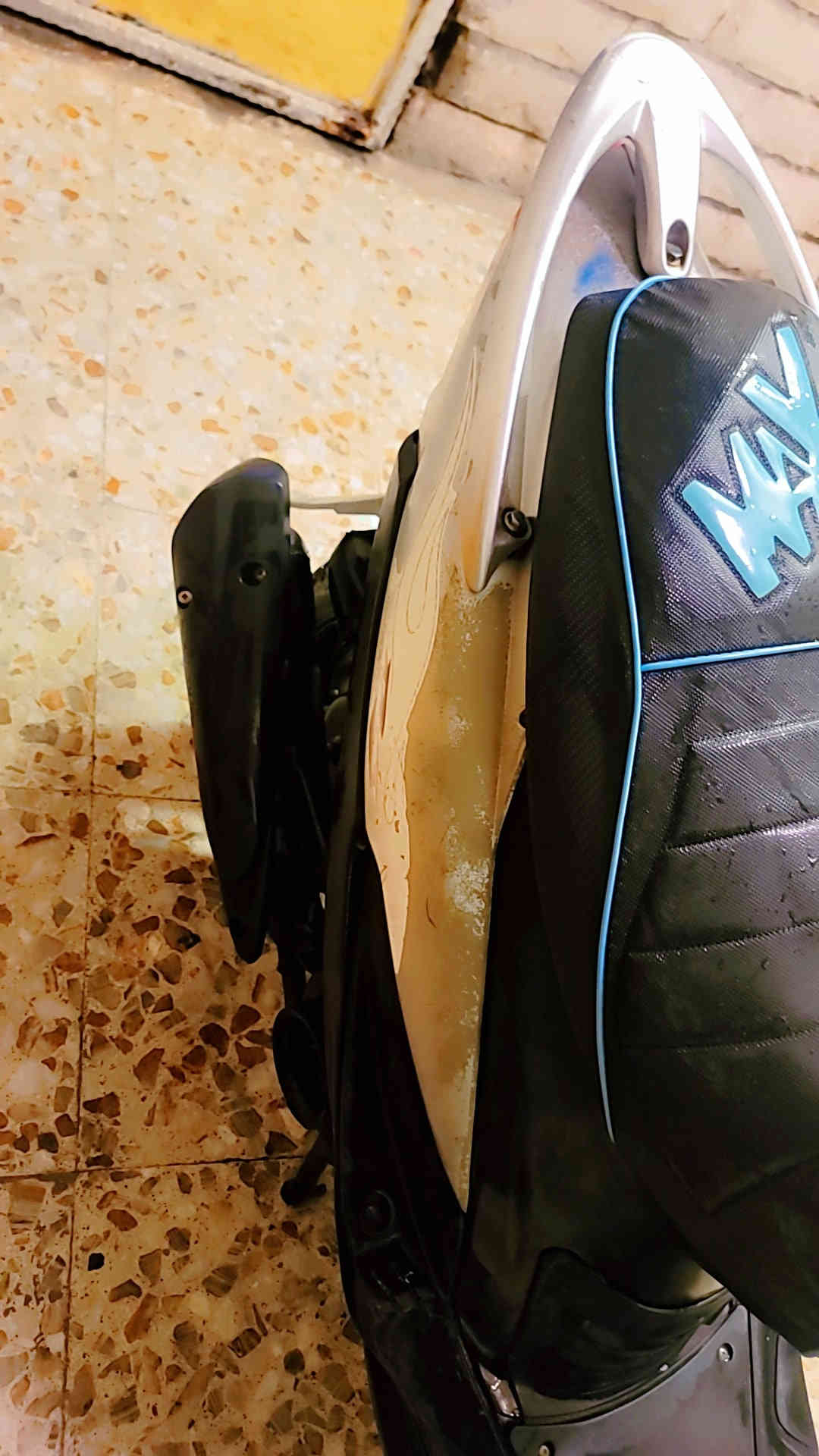 دراجة ماكس عدله جديده بلاديه كلهه شغاله سلف هندر اشاير سكنات مامفتوحه مشي ونهضه كلش جديده شغاله بوشه ٤٩ ابلاديه لايت عالي وناصي دبلات امامي وخلفي شغالات ابريكات امامي وخلفي جاهزة تايرات جلاتين اصليه كلهه اصليه الجزائر ***********.    السعر ٦٥٠
