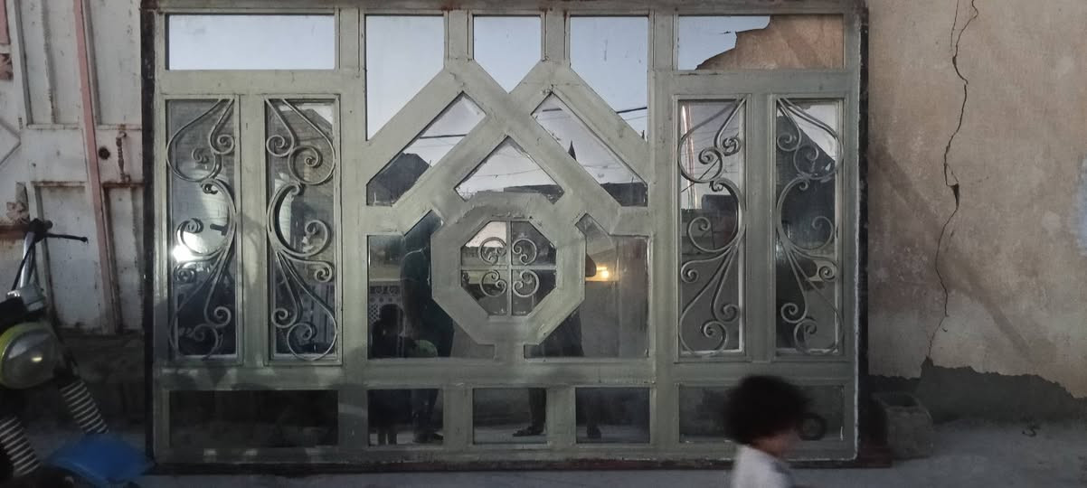 السلام عليكم شباك للبيع الطول 3متر العرض 2متر الشباك نضيف الاتصال على الرقم ***********@
