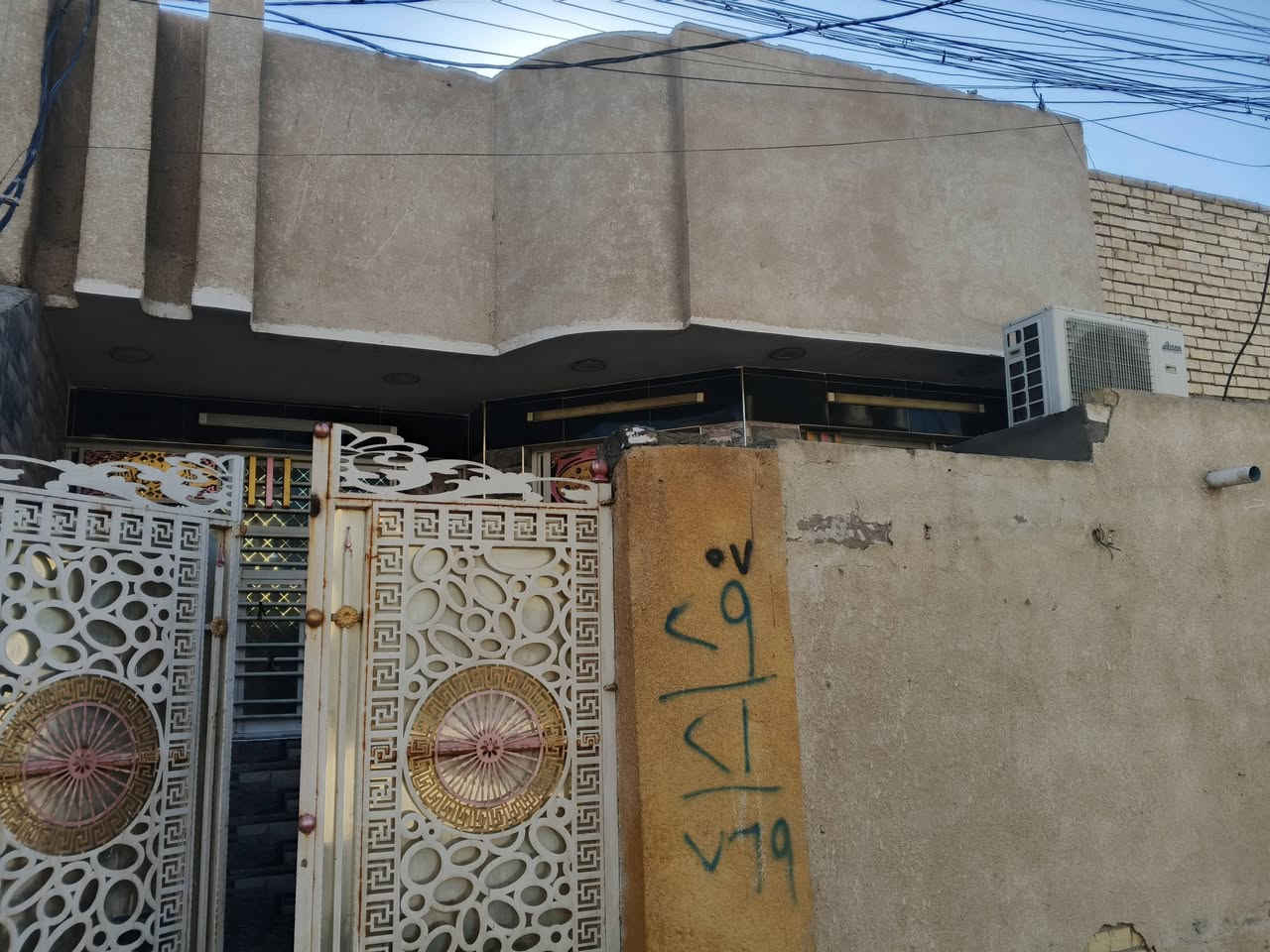 سلام عليكم بيت للبيع طابو زراعي سند 25 الرئاسه شارع عشرين شارع الساده خامس فرع ع اليمنه البيت كامل مابي نقص 100 متر واحهة 6.5 ونزال 16 استقبال ومطبخ بالوجه مو طولانيه المرغوبه والمنطقه كلها هيج مقسمه مشموله بالتطويب ومرقمه من الدوله طابق واحد مطبخ واستقبال وصاله چبيرة وصحيات وغرفه ع عرض البيت بالاخير رقمي هذا للااستفسار اكثر *********** سعر البيت 85 وبي مجال انشالله كل التفاصيل مذكورة رقمي مابي واتساب اكرر مابي واتساب مراسه ع الخاص او الاتصال ع الرقم
