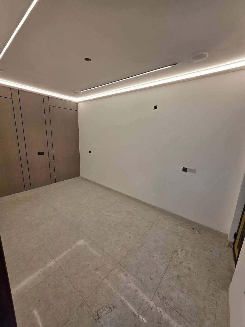 السلام عليكم 
دار 50 متر ركن للبيع واجهة 8 مدخلين
 يحتوي  على مطبخ وخدمات عدد 2
 غرف نوم عدد3  عرض الشارع 15
حي الجهاد ديوان المخابرات
للاستفسار  *********** متوفر وات ساب
