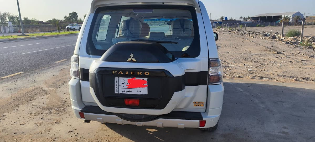 باجيرو ٢٠٢٠ حبتور گولد باسمي رقم بغداد  مفوله من كلشي ما عدا الفتحه . تبريد ثلج ، ثلاجه ، رادارات ، كاميره دوارة ، كشنات جلد ، دمام ، قيادة آليه ، وغيرها من مواصفات الباجيرو المعروفه . محرك الحجم الكبير ٣٨٠٠ السيارة مكفوله من كلشي وجميع ارباكاتها سليمه باستثناء الباب العبري مبدل بلادي فقط  نفس اللون بسبب حادث دحجه ستوته السيارة مكفوله كير ومحرك علما أن السيارة ماشية ٣٩ الف كيلو فقط 
السعر ( ٢٥٠ ) وبيهه مجال للشراي ( *********** )

