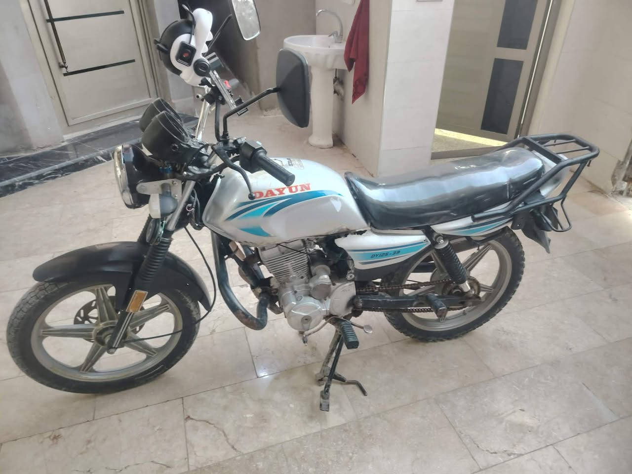 سلام عليكم دراجه دايوان جديده مابيه كل نواقص مكانه بغداد الشعله مراوس بدراجه اوته ماتيك او للبيع 
‏‪0770 510 1907‬‏ وتساب سعر 650وبيه مجال 
نضيفه ومابيه نواقص
