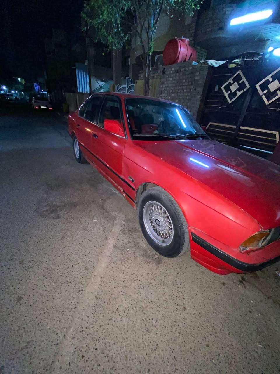 السلام عليكم اخوتي عندي هاي الـBMW 535i مطلوب مراوس بفتون او بيع ب45 وبيهه مجال***********
