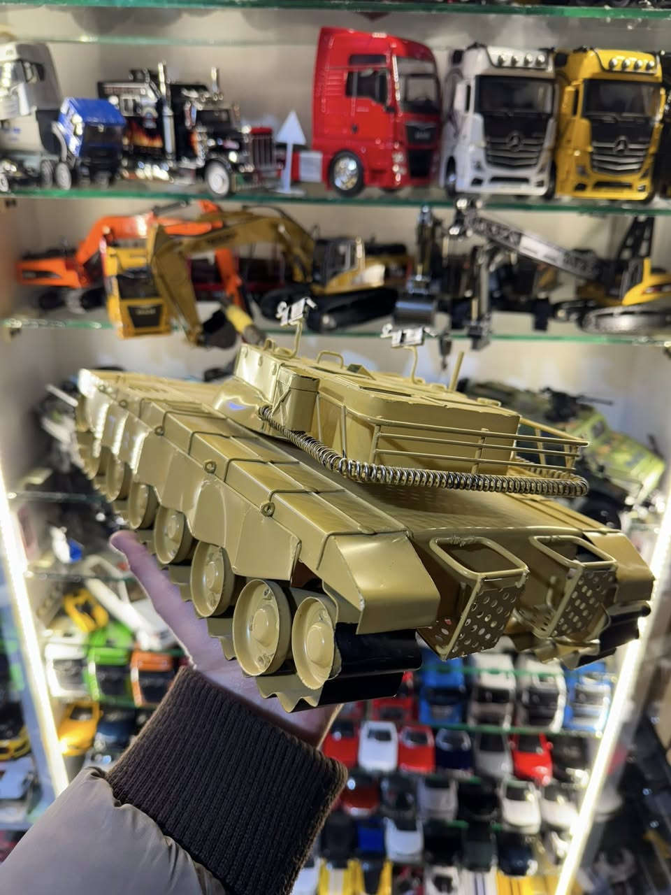 دبابة
‏صناعة يدوي 
￼قياس: ٥٠سم
كامل حديد
توصيل كل محافظات العراق
واتساب:٧٥٠٤٠٥٣٧٦٢
سعر:راسلني خاص
