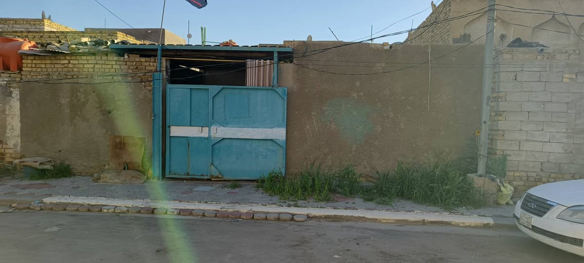 سلام عليكم بيت ٢٠٠ متر للبيع ملك بناء قديم يحتوي ع ٣ غرف وستقبال وصالة وممرين وصحياات خارجية وداخلية بدون تشاريف وبيتونة موقع حي صدر ثاني لل استفسار مراسلة صفحة  او اتصال ع رقم ***********
