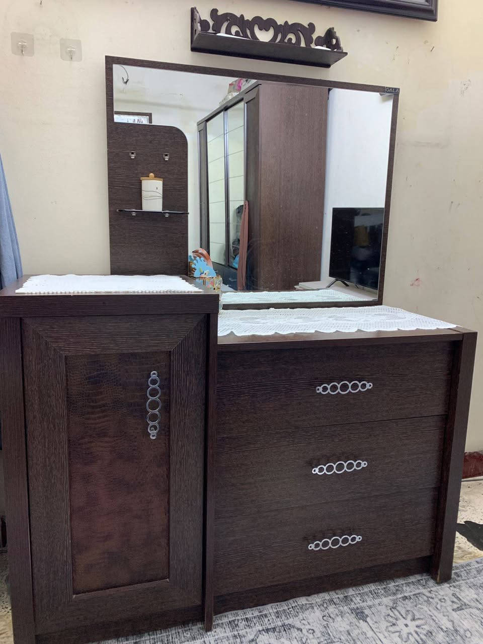 غرفه نوف 5قطع مع الدوشك كلش نضيفه للبيع وبسعر ٢٥٠الف الاستفسار الاتصال ع*********** شارع سالم خلف شركه كورك قرب دائره الكهرباء
