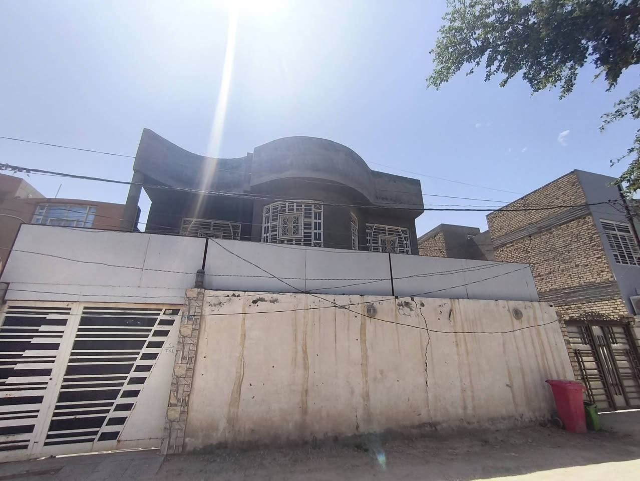بيت للبيع البراكيه طابقين قرب شارع السبيس قرب مدرسة القلم طابو زراعي المساحه 247 متر الواجهة 12 النزال 20 ثلاث غرف نوم 4 حمامات كراج وحديقه ( تفاصيل اكثر على الخاص )  الاستفسار***********
