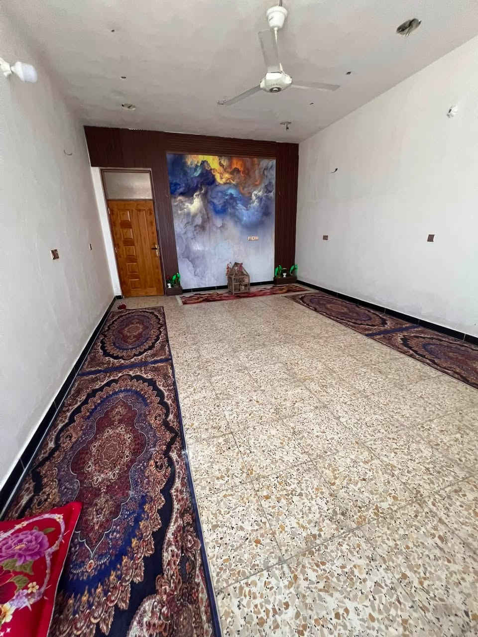 السلام عليكم يوجد بيت للبيع مساحه ٣٧٥ الموقع جسر ديالئ الجديد حي الزهراء اقرب نقطه دالى خلف مدرسه ذاريات الحريري الاتصال على صاحب الدار السعر خاص ***********
