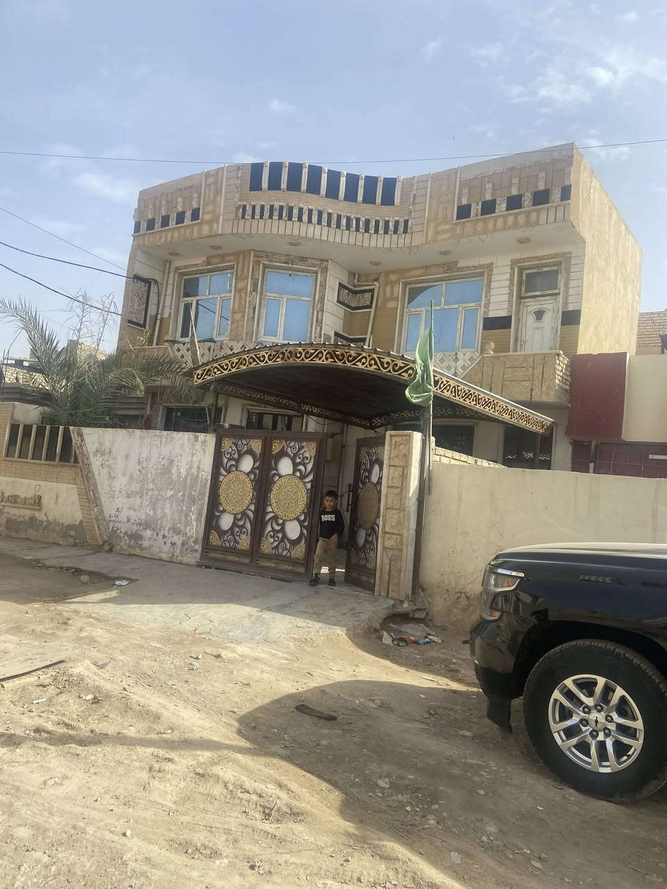 سلام عليكم بيت لبيع بحواس مقابيل جسر قريب الشارع العام مساحته ٢٠٠ متر قاطين بناء حديث ***********
