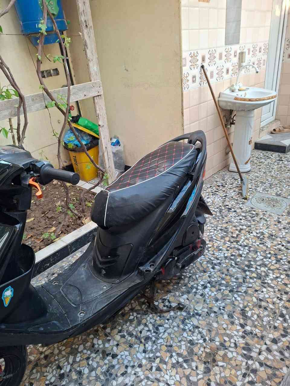 للبيع دراجه ماكس عدله
بوشه 49 كامله مكمله بدون اي نقص 

كابريتر اصليه ام الفسفوره وضفيره وعداد وطوافه وسلف جدد سلف هندر تشتغل وتايرات هم جدد

سعر 525 وبيها مجال تشلع اعيوني 

مكاني ديالى بعقوبه تحرير 
رقمي *********** بي هم واساب
