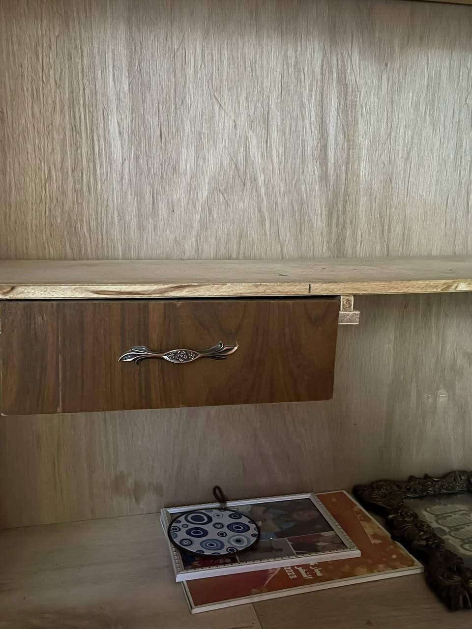 السلام عليكم كنتور 5ابواب اسنتدر درجه اولى خشب محشي نوع سنديان اقل من سنه صار عندي ع شد النجار ابد ما مفتوح باب طويله ملحق داخلي  السعر 750 وبي مجال مكاني حي العامل وتساب ***********
