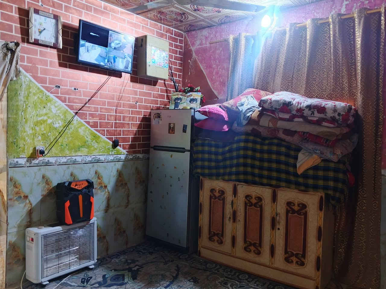 بيت زراعي للبيع مساحه 120 بدايه لفضليه خلف طاقه كهرباء لبيت غرفه وصاله ومطبخ وديوانيه وصحيات وساحه جبيره لبيت جديد ومرتب وخدمات كامله بي وصل تطويب وسعره مناسب جدا 22 وبي مجال ***********
