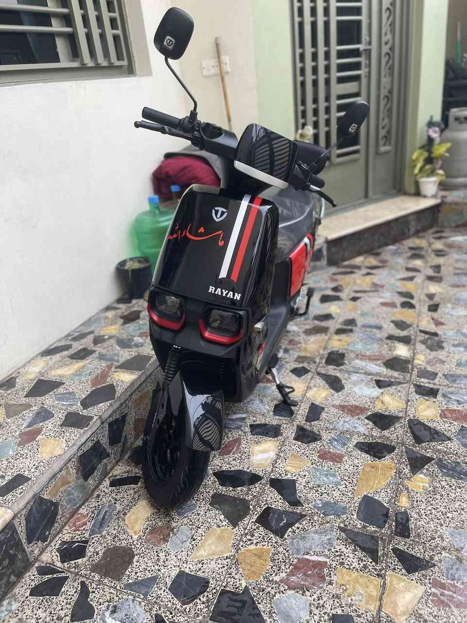 سلام عليكم  للبيع دراجه شحن شركه الريان دراجه بوضعيه الزيرو استخدام 5 اشهر
١- بطاريات 6
٢-نظام بارك 
٣-حجم الملف 1200
٤-اشاير يمنه يسره 
٥-لايت عالي ناصي 
٦-سرع 3 
٧- الشحنه الوحده تمشيك ٤٥ كيلو متر 
٨- شاحنه من شركه تايلج الاصليه 
٩- سويجات عدد 2 + بصمات عدد 2 
١٠- السرعه 55 حقيقي 

العنوان مدينه الصدر السعر خاص رقم الهاتف ***********
