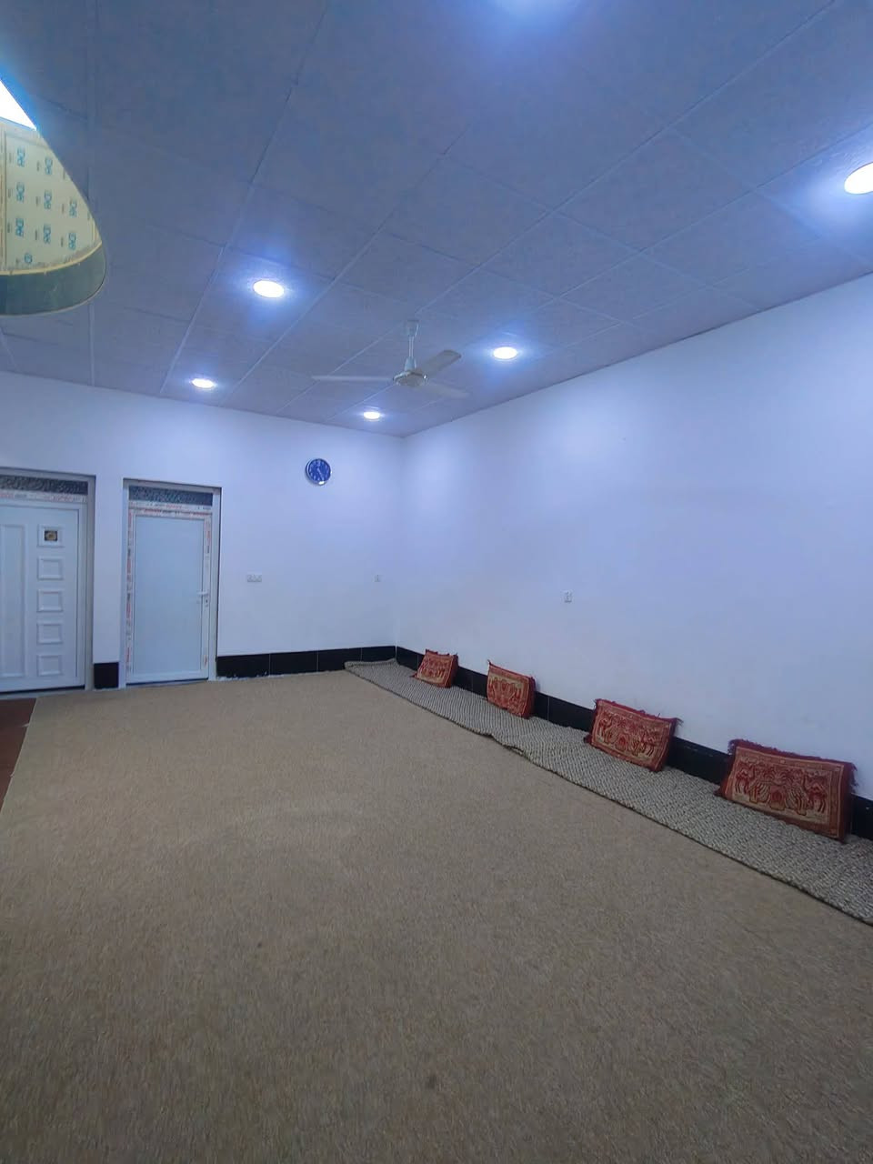 #دار_للبيع   طابو زراعي رسمي سند ٢٥  #حي_فدعم 
بداية الحي  خلف بيت فدعم الكبير مباشرة.  خدمات كاملة 
بيت بناء جديد وحديث  . سيراميك من باب الحوش للسطح 
سقوف .  مساحة ٢٠٠ متر .  يحتوي على غرفتين نوم مع صاله كبيرة مع استقبال مع مطبخ مع صحيات مع كراج سيارة مع حديقه.   
كذالك  هيكل طابق ثاني واصل للسكف.   
معرض للبيع بسعر مناسب   ٦٩ مليون فقط   سعرة جدا مناسب 
للإستفسار أكثر   ***********
