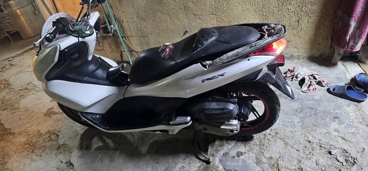 بي سي اكس الجيل الأول دراجه خير من الله شلعه ومعدل السعر 800 بيها مجال نكره تشتغل
 حساس استان كلها شغاله بس عوزها كفرات او ترتيب
تايرات جدد بريكات بس كفرات وصوتها ناعم مكاني بغداد 
واتساب او اتصال *********** غير متواجد فيس
