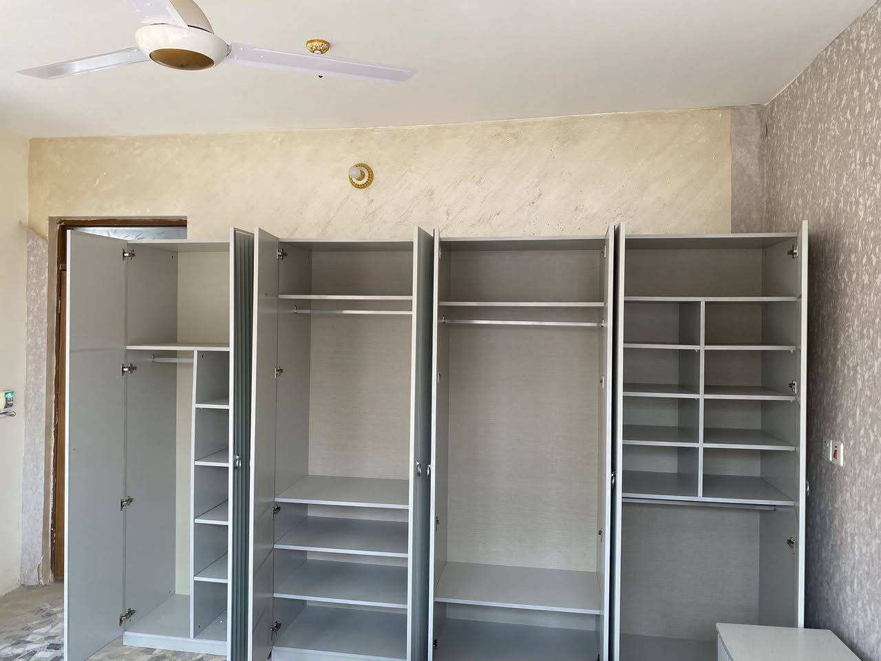 غرفه نوم جديده مامستعمله  لون رصاصي للبيع هي والملحقات مكاني بغداد وهذ ارقمي***********
