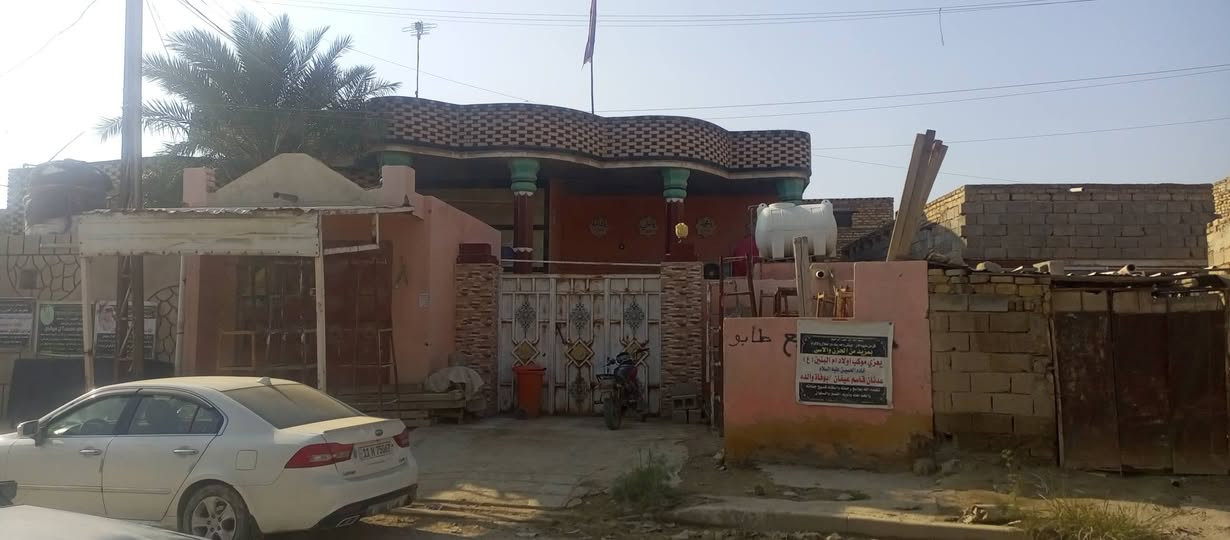 سلام عليكم بيت للبيع مساحه 350طابو  
يتكون من 4 غرف نوم 
صاله 
ديوانيه و مطبخ كراج  ومحل مال سياره
المكان حي الزهراء. ع
7 نيسان 
***********
