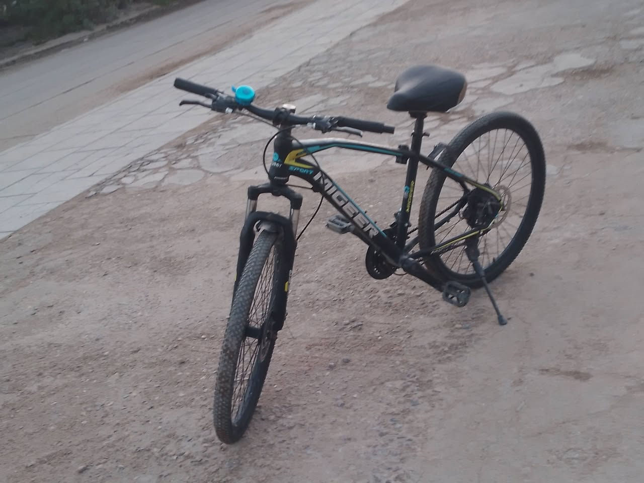 سلام عليكم بايسكل للبيع بسعر 80 وبي مجال مكاني بغداد الغزاليه رقم التلفون *********** يوجد واتساب
