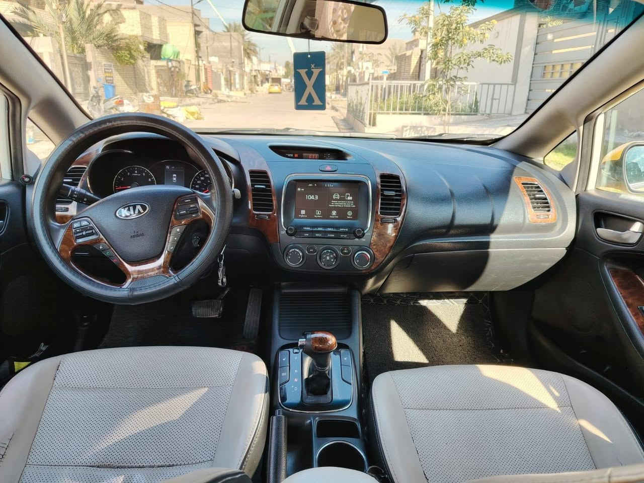 السلام عليكم كيا فورتي موديل 17 وارد كندي بيها جاملغ خلفي وبالعراق تبدل بيها بنيد بدون ايرباك بدون دواخل كشنات جلد لونين شاشه كبيره هيتر كشن تخم تاير جديد باتري جديد مكينه 2000 دوش قبل شهرين مبدله مال كصه صدر نص عمر  السعر 117 وبيها مجال مكان السياره بغداد الرصافه للاستفسار ***********
