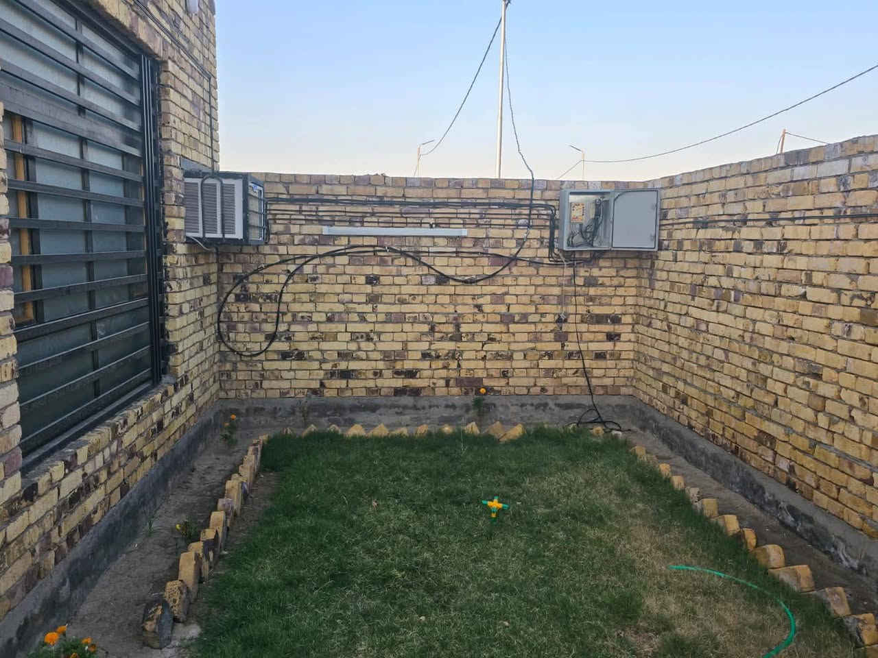 السلام عليكم
يوجد بيت مساحه 200متر واجهة 10 ونزال 20 بناء عكاده جديد قبل شهرين بناء 90 متر والباقي ما مبني يرهم نقد او أقساط مجمع الامير مراجعة مكتب السبطين داخل 
على طريق السنيه عمود 646  ويوجد عرصات مختلف المساحات زورونا اهلا وسهلا بيكم خدمات كامله اناره شارع 12متر تبليط ماي خطين
ويوجد مساحات مختلفه 100و200و500و1000
مجمع  الأمير والاتصال على: ***********  او***********
