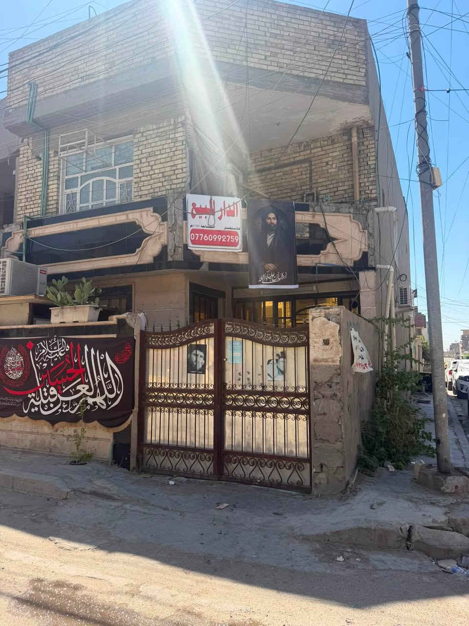 دار للبيع
عنوان البلديات حي تراث زراعي سند 25 
مساحته 150 متر ركن على فرعين الي ياخذة يقسمة 3 مشتملات يما يبقي مفتوح بناء نضيف چنت قاطعة ل3 مشملات ويجيني ايجار منه مليون شهرياً وبعدين فتحته 
الطابق الارضي يحتوي على استقبال صاله حمام  داخلي حمام خارجي وطبخ وغرفتين نوم وترك الطابق الثاني معزول عن الارضي درج وحدة معزول يحتوي على غرفتين نوم وحمام وصالة اي استفسار اتصل عرقم وتدلل ***********
